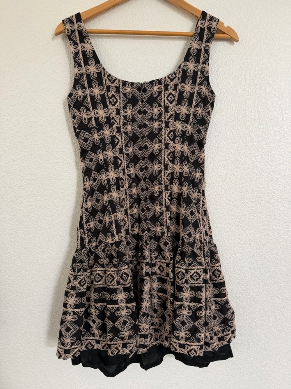 Nanette Lepore Black and Beige Patterned Scoop Neck Mini Dress - Picture 6 of 7